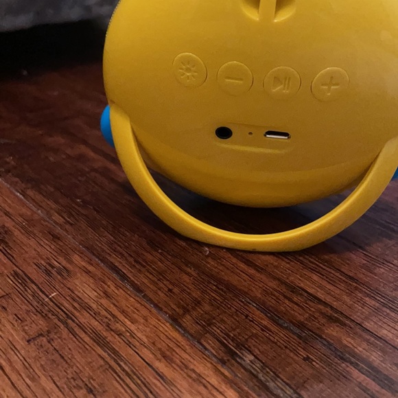 waterproof emoji speaker - Picture 3 of 3